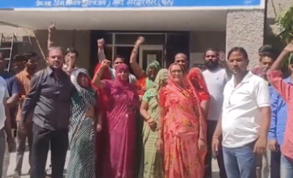 सरदारशहर में जल संकट को लेकर विरोध प्रदर्शन, महिलाओं और पुरुषों ने जलदाय विभाग में किया हंगामा 10 SARDARSHAHAR NEWS image 3 SARDARSHAHAR NEWS
