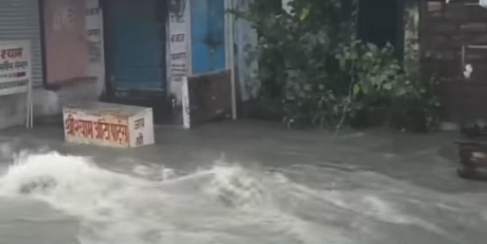 राजस्थान में मूसलाधार बारिश: कई जिलों में ऑरेंज और यलो अलर्ट, जनजीवन प्रभावित 12 SARDARSHAHAR NEWS image 1 SARDARSHAHAR NEWS